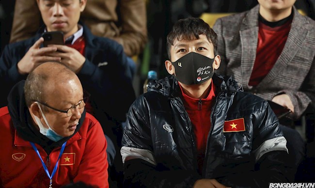 ẢNH: Chiếc khẩu trang thú vị của Quế Ngọc Hải khi ngồi cạnh HLV Park Hang Seo