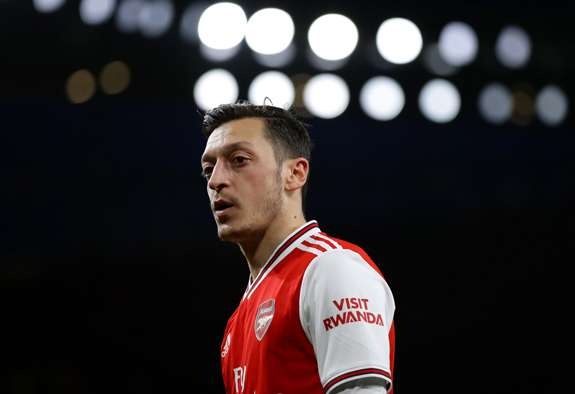 Ozil bực dọc vì không thể giúp đỡ Arsenal hình ảnh