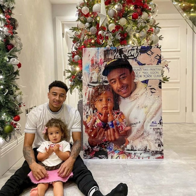 Jesse Lingard cung dang anh Noel ben con gai.