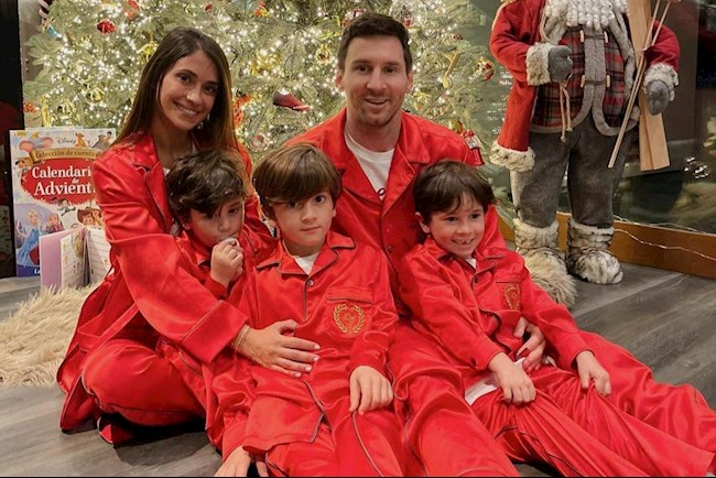 Gia dinh Messi dien do do ruc trong le Noel