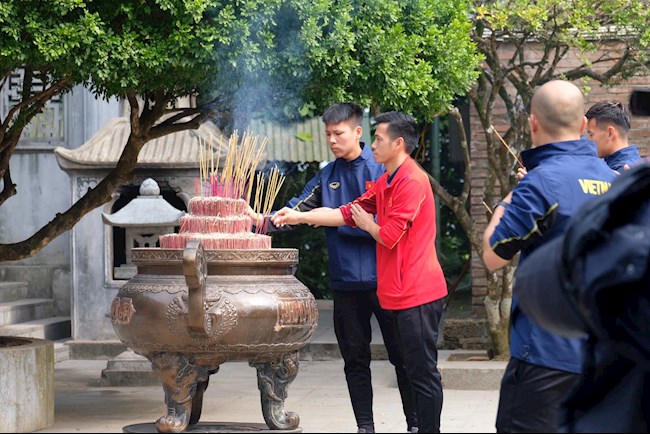 Thầy trò HLV Park Hang Seo dâng hương tại Đền Hùng