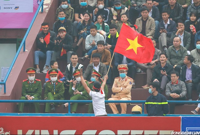 CĐV trèo rào xuống sân trận ĐT Việt Nam vs U22 Việt Nam hình ảnh