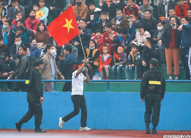 CĐV trèo rào xuống sân trận ĐT Việt Nam vs U22 Việt Nam hình ảnh