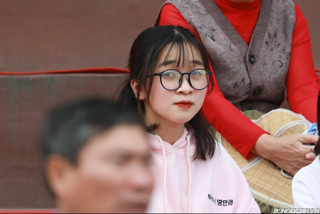 ẢNH: Fan nữ Phú Thọ chờ cả buổi chiều để được thấy Văn Toàn