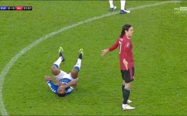 LĐBĐ Anh đưa ra quyết định vụ Edinson Cavani bóp cổ Yerry Mina