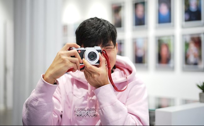 Nghỉ thi đấu vì chấn thương, Đoàn Văn Hậu tìm niềm vui từ máy ảnh