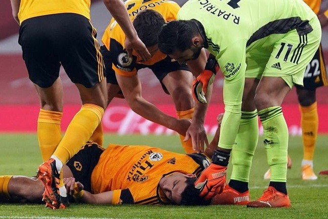 HLV Wolves báo 1 tin ngỡ ngàng về Raul Jimenez hình ảnh
