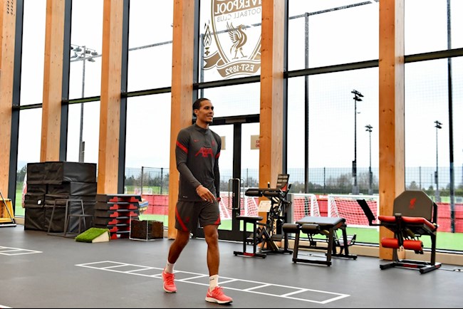 Liverpool đón tin cực vui: Van Dijk đã quay lại luyện tập