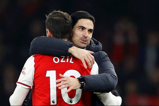 Mikel Arteta cần phải nhận sai, bổ sung gấp Mesut Ozil