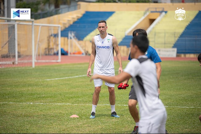 HAGL quay ngoắt 180 độ ở thương vụ trung vệ Damir Memovic