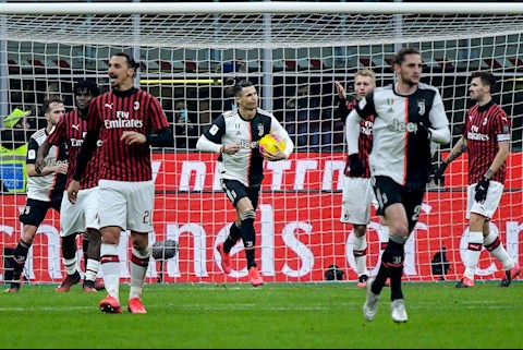 Cristiano Ronaldo ghi bàn vào lưới AC Milan hình ảnh