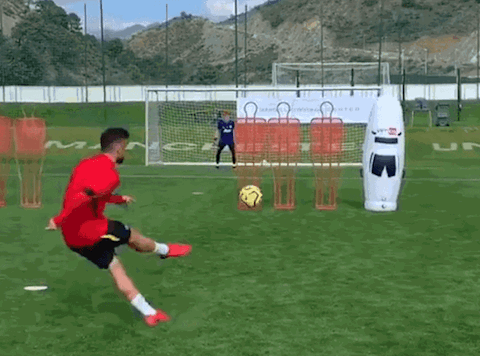 Bruno Fernandes đá phạt thành bàn cực kỳ đẹp mắt