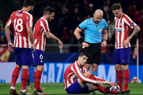 Morata tấu hài với tình huống chấn thương sau khi tự sút vào chân