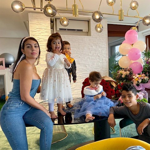 Ronaldo đưa bạn gái gần 2,5 tỷ tiền tiên vặt mỗi tháng