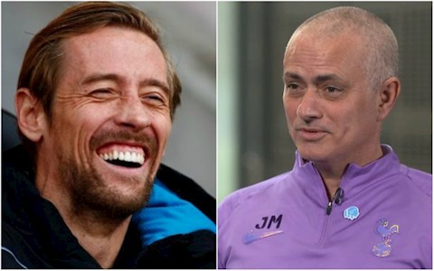VIDEO: Mourinho trêu đùa sẽ gọi Peter Crouch về Tottenham và phản ứng của chàng sếu