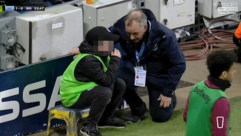 Cậu bé nhặt bóng phá hỏng trận đấu Man City vs West Ham hình ảnh