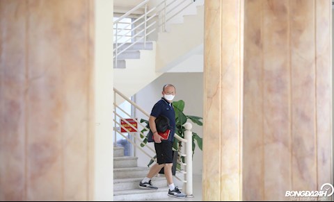 ẢNH: HLV Park Hang Seo thư thái dắt chó đi dạo khi trở lại Việt Nam