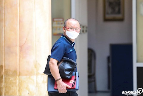 Truyền thông châu Á lo lắng cho thầy Park vì lỗ hổng hàng thủ