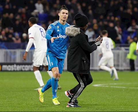 Thua trận cay cú, Ronaldo xử phũ với fan cuồng xin selfie hình ảnh 2