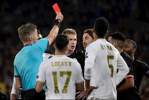 CĐV Liverpool hả hê với tấm thẻ đỏ của Sergio Ramos