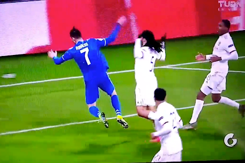Không thể ghi bàn, Ronaldo giở tuyệt chiêu ăn vạ kiếm pen