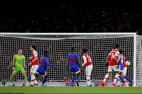Arsenal 1-2 Olym Cisse ghi ban