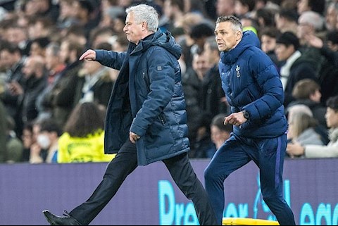 Đang cười tươi bỗng nổi đóa, Mourinho trở mặt nhanh như lật bánh tráng!