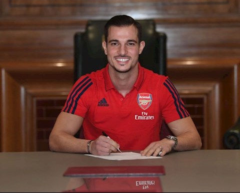 Arsenal ký hợp đồng với hậu vệ Cedric, Southampton bất ngờ hình ảnh