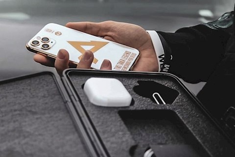 Tiền vệ MU bị chỉ trích vì khoe mẽ điện thoại đắt tiền