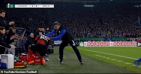 HLV ăn thẻ đỏ vì… fair-play với cầu thủ đối phương hình ảnh 2