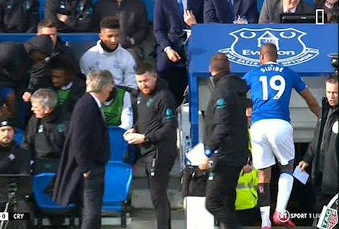 Sao Everton làm trò cười khi ra sân không đi tất hình ảnh