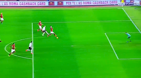 Chris Smalling hiện nguyên hình với sai lầm khó đỡ