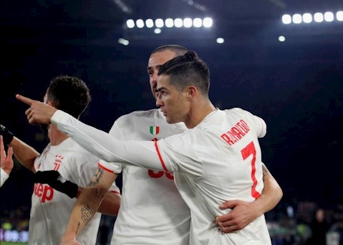 Ronaldo chỉ ra ngôi sao là hiện tại và tương lai của bóng đá