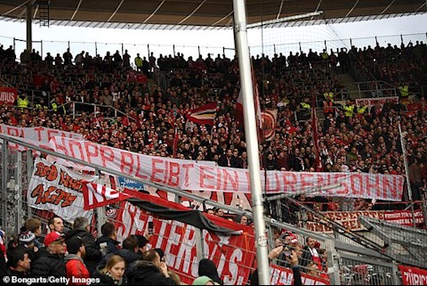 HLV Hansi Flick kêu gọi NHM Bayern ngừng làm loạn trên sân bóng hình ảnh