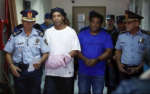 Chơi bóng trong tù, Ronaldinho bị… cấm ghi bàn hình ảnh