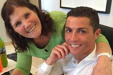 Cristiano Ronaldo về thăm mẹ sau khi Juventus thắng Inter hình ảnh