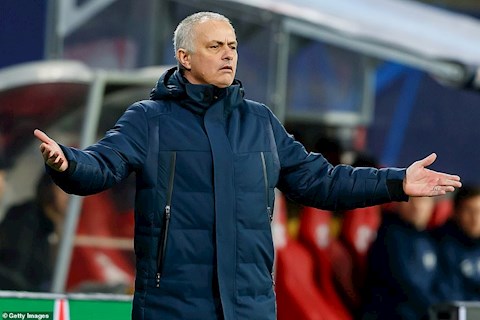 Thua bẽ bàng, HLV Mourinho không dám bắt tay đối thủ