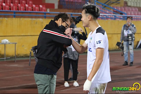 Phòng dịch Covid-19, HLV Lee Young-jin không bắt tay Văn Toàn, Quế Ngọc Hải