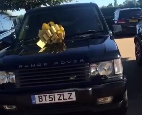 Chiec Range Rover hong duoc Fabregas dung lam qua cho Caballero hoi nam 2018.