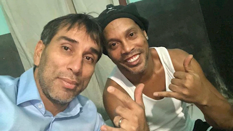 Cuu tien dao Nelson Cuevas vao tham Ronaldinho trong trai giam o Paraguay. Anh: Twitter.