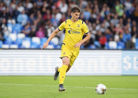 Hellas Verona chốt giá bán trung vệ 20 tuổi cho MU