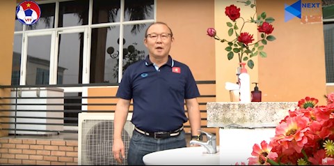 Video: HLV Park Hang Seo hướng dẫn rửa tay - Chung tay đẩy lùi Covid-19