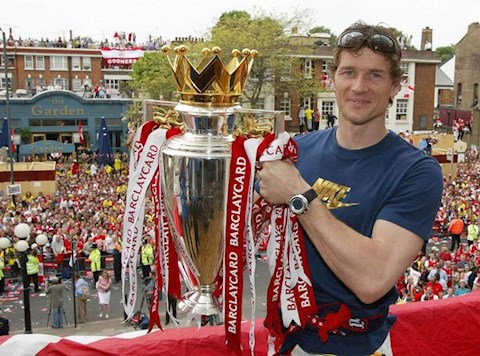Cựu thủ môn Arsenal bị kiện vì phá nhà hàng xóm