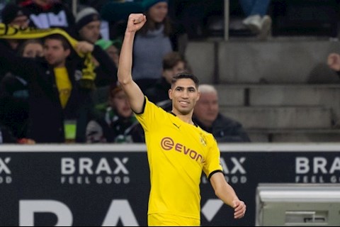 Hakimi dang choi rat tot trong mau ao Dortmund