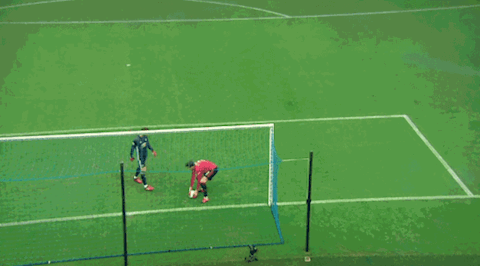 De Gea mắc sai lầm, Lindelof được khen ngợi hết lời