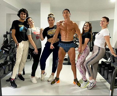 Ngôi sao Ronaldo khoe cơ sáu múi trong thời gian cách ly