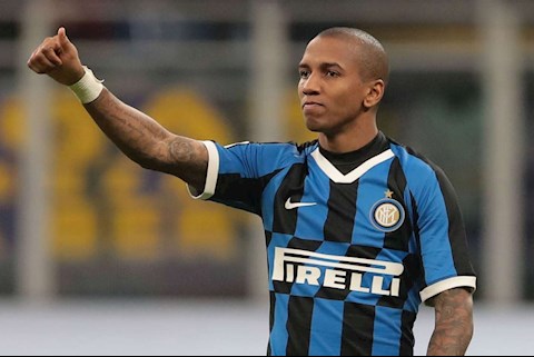 Ashley Young gây sốc: Hãy đối xử với người khác như những con virus