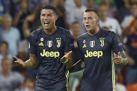 Ronaldo miễn cưỡng mua quà tặng toàn đội Juventus