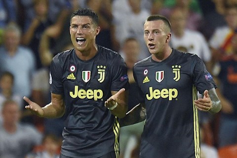 Ronaldo miễn cưỡng mua quà tặng toàn đội Juventus hình ảnh