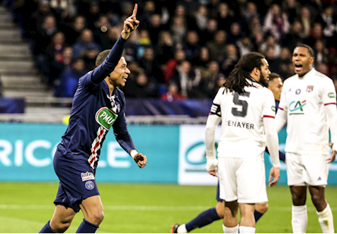 Ngả mũ trước siêu phẩm của Kylian Mbappe vào lưới Lyon